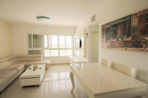 Отель Beautiful 4 bedroom duplex apt  Беэр-Шева